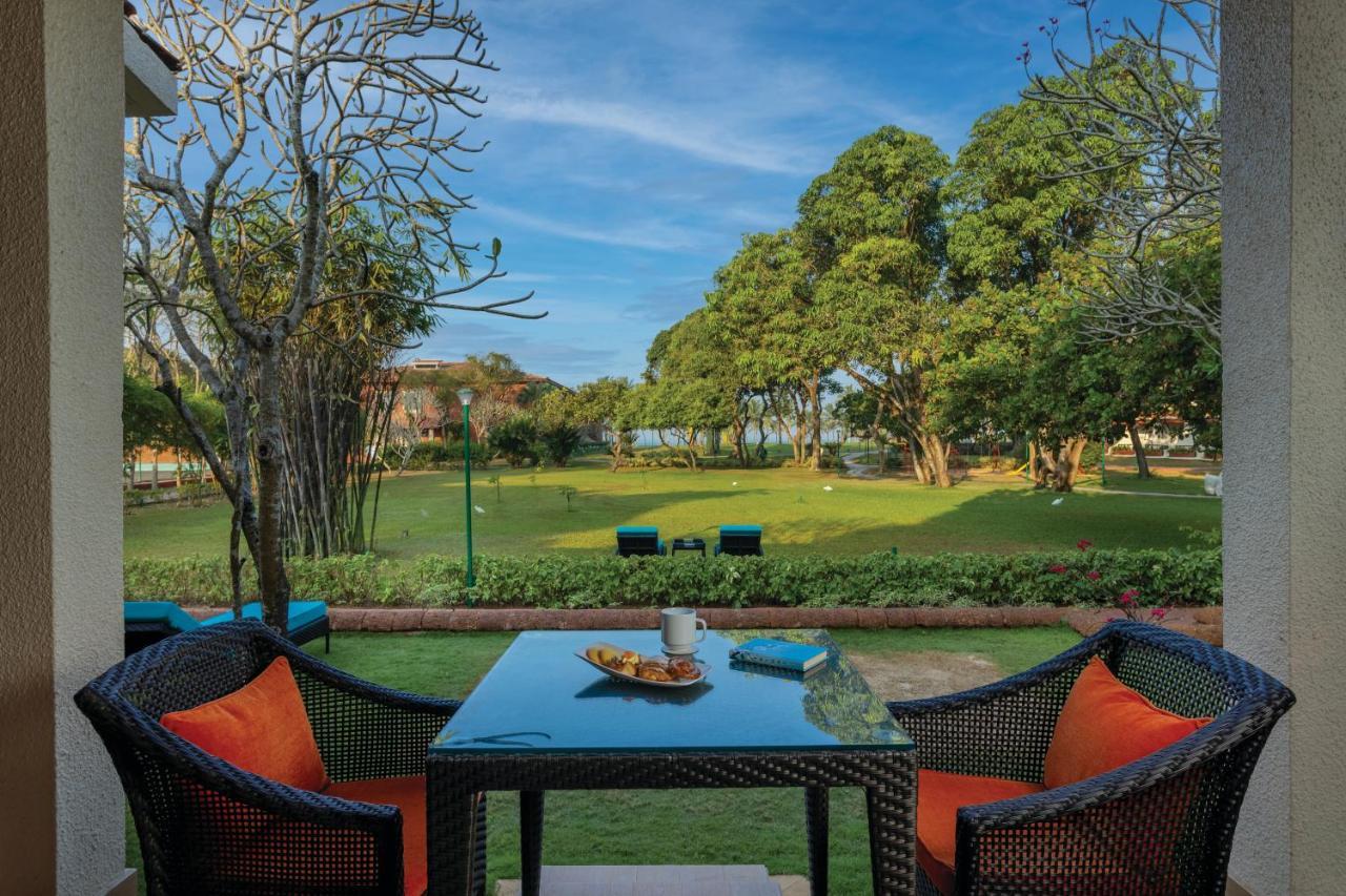 คาราเวลา บีช รีสอร์ต Hotel วาร์กา ภายนอก รูปภาพ View of the golf course at the Taj Bengal