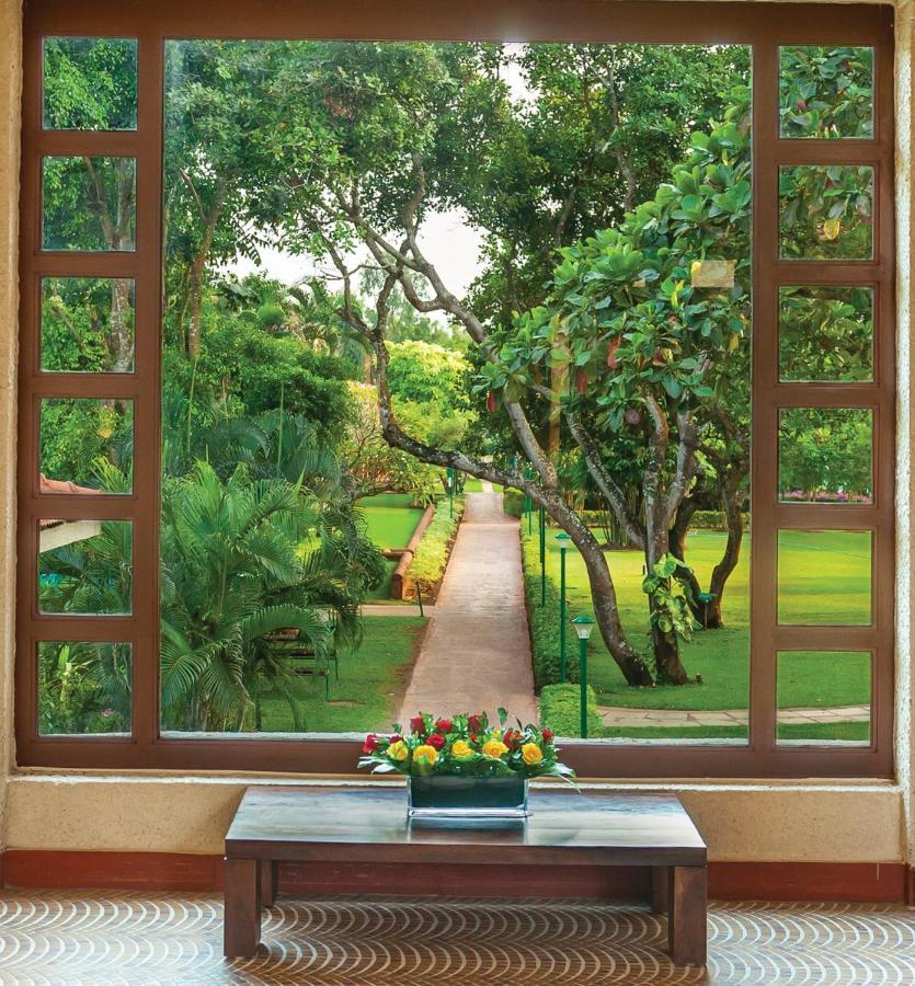 คาราเวลา บีช รีสอร์ต Hotel วาร์กา ภายนอก รูปภาพ A window view of the garden