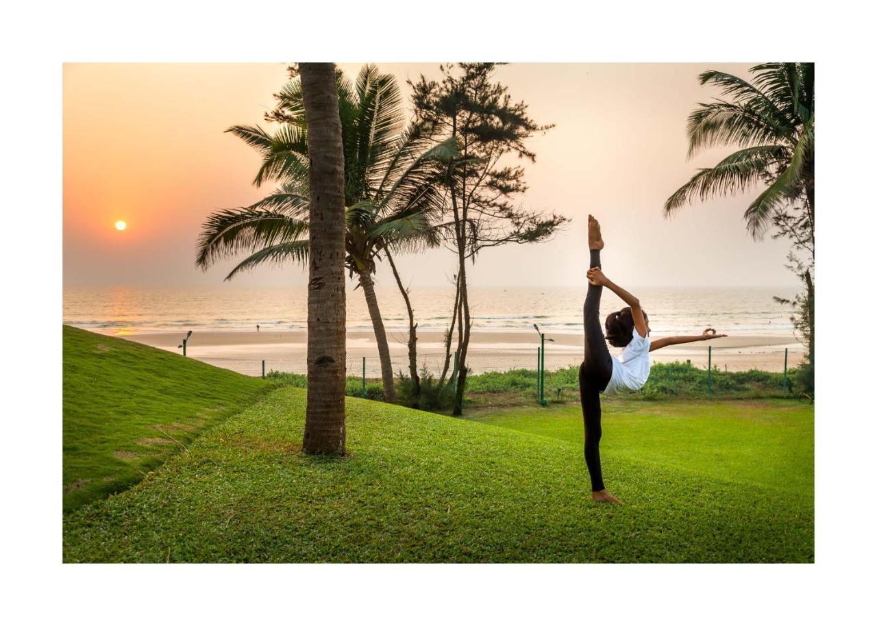 คาราเวลา บีช รีสอร์ต Hotel วาร์กา ภายนอก รูปภาพ A woman practicing yoga at the beach