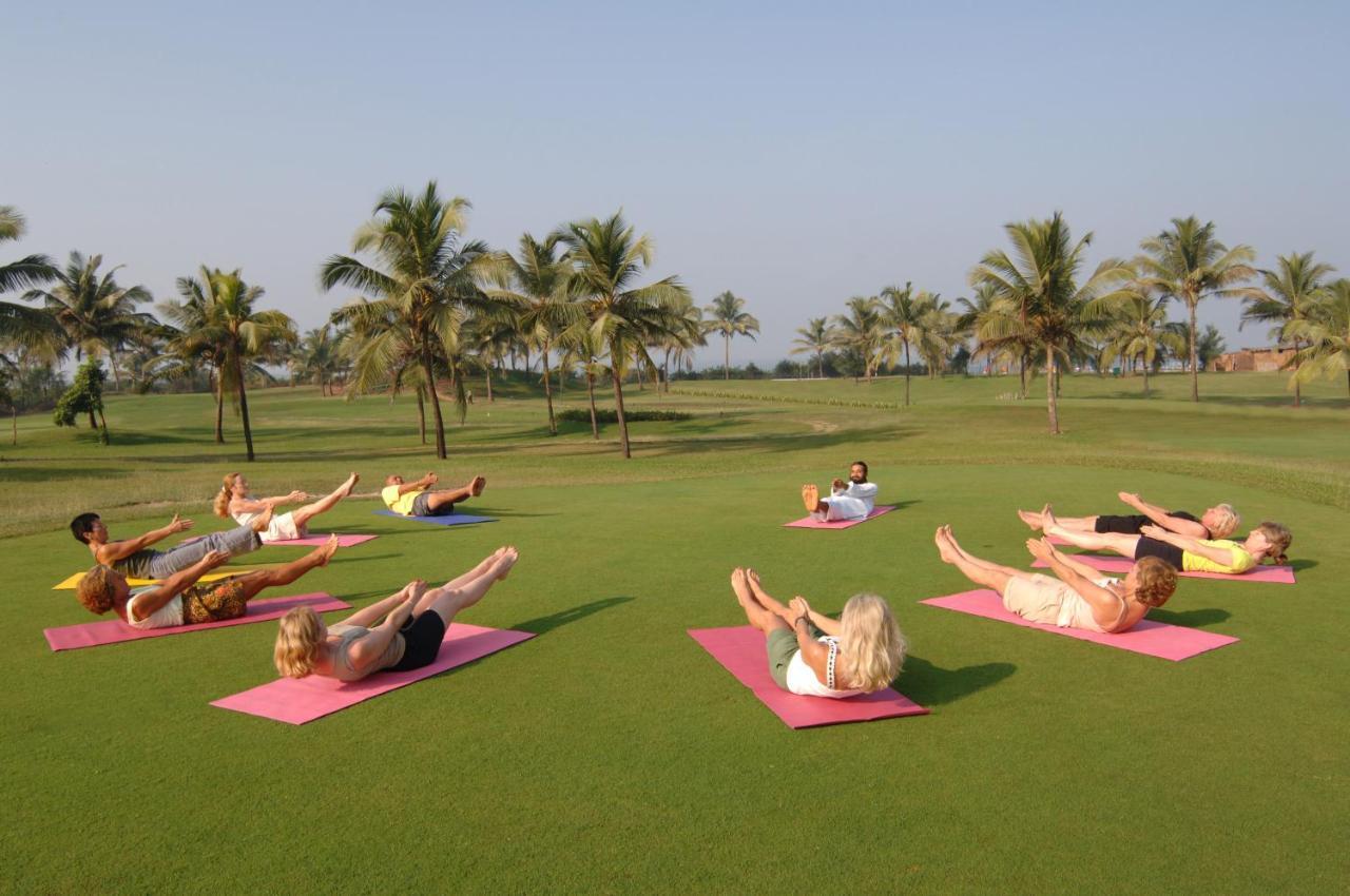 คาราเวลา บีช รีสอร์ต Hotel วาร์กา ภายนอก รูปภาพ A yoga class at the Taj Bengal