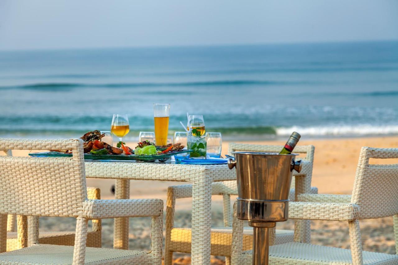 คาราเวลา บีช รีสอร์ต Hotel วาร์กา ภายนอก รูปภาพ A beachside dining experience at the Taj Bengal
